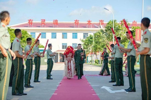 倍悦网配资 武警北海支队为15对新人举办集体婚礼